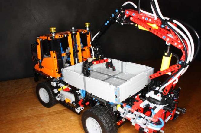 LEGO® Technic Unimog U400 